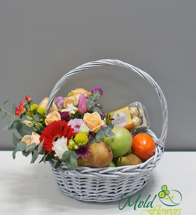 Basket with fruits and 200g Ferrero Rocher chocolates (made to order, 24 hours) photo 394x433